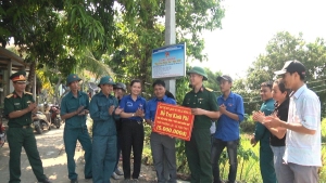 Bàn giao công trình thanh niên “Thắp sáng đường quê” cho địa phương quản lý.