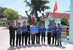 Các cơ sở đoàn bàn giao công trình Sắc cờ quê hương tại thôn Vũng Rô, phường Hòa Xuân Nam, TX Đông Hòa.