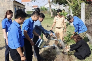 Thành đoàn Tuy Hòa trồng hơn 50 cây xanh trong khuôn viên Trường tiểu học và THCS Võ Văn Kiệt.