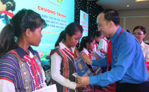 Phó Bí thư Tỉnh Đoàn Trần Minh Trí tặng quà “Tiếp sức đến trường” cho các thiếu nhi người đồng bào dân tộc thiểu số vượt khó học tốt tại Đại hội Cháu ngoan Bác Hồ năm 2020.