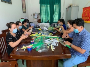 Đoàn viên, thanh niên tham gia làm khẩu trang y tế, mũ kính phòng chống dịch Covid-19.