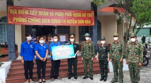 Huyện Đoàn Sơn Hòa tiếp nhận hàng cứu trợ của đơn vị  Đoàn thanh niên Quân sự tỉnh.