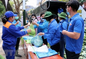 Thanh niên tình nguyện thu mua, vận chuyển tiêu thụ nông sản giúp bà con nông dân.