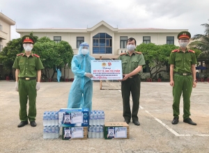 Tặng quà cho Tổ thanh niên xung kích Công an tỉnh tham gia hỗ trợ Chiến dịch tiêm vắc xin Covid-19 toàn tỉnh