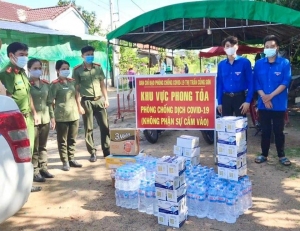 Đoàn cơ sở Công an huyện tặng quà cho đội ngũ trực chốt phong tỏa.