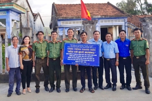 Các đơn vị cùng lãnh đạo xã cắt băng khánh thành công trình Thanh niên "Sắc cờ quê hương".