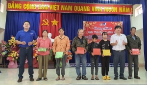 Trao quà cho các em học sinh có hoàn cảnh khó khăn, vượt khó học tốt.