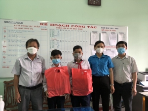 Đoàn thăm và tặng quà trung thu cho trường hợp 02 em học sinh, Trường THCS Phạm Văn Đồng, xã Hoà Mỹ Đông vừa điều trị khỏi bệnh Covid-19.