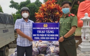 Anh Nguyễn Hoàng Dự trao tặng nhu yếu phẩm cho chính quyền địa phương để hỗ trợ cho nhân dân bị ảnh hưởng dịch bệnh COVID-19 tại xã An Chấn, huyện Tuy An.