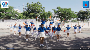 Hình ảnh MV đồng diễn cờ Semaphore Đoàn Trường THPT Nguyễn Huệ.