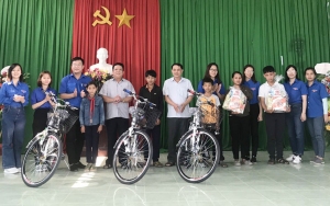 Đại diện các chi đoàn tặng xe đạp cho học sinh và trao quà cho các gia đình có hoàn cảnh khó khăn ở xã Xuân Quang 1, huyện Đồng Xuân.