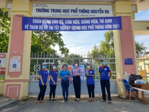 Đoàn trường Cao đẳng Công Thương miền Trung tặng dung dịch rửa tay do Nhà trường tự pha chế và kính chống bắn giọt cho điểm thi tại địa bàn Huyện Sông Hinh.