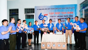 Anh Phan Xuân Hạnh - Bí thư Tỉnh Đoàn và các anh, chị Ủy viên Ủy ban Hội, cán bộ Hội chúc mừng Ngày truyền thống Hội LHTN Việt Nam.