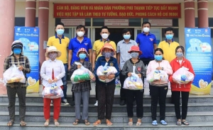 Đoàn trao quà cho bà con nhân dân đang gặp khó khăn và bị ảnh hưởng do dịch Covid-19 trên địa bàn thành phố Tuy Hòa.