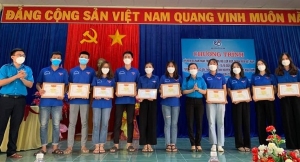 Thường trực Huyện Đoàn tuyên dương đoàn viên, thanh niên có nhiều đóng góp cho công tác phòng, chống dịch bệnh trên địa bàn huyện Tuy An.