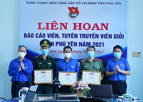 Thường trực Tỉnh Đoàn trao bằng khen cho các báo cáo viên, tuyên truyền viên giỏi giai đoạn 2017-2021.