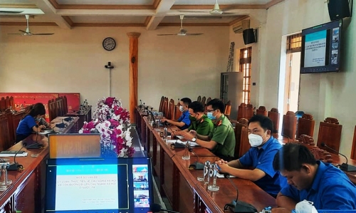 Quang cảnh quán triệt, học tập chuyên đề toàn khóa về học tập và làm theo tư tưởng, đạo đức, phong cách Hồ chí Minh.