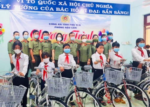 Đoàn cơ sở Phòng Hậu cần tặng xe đạp cho học sinh Trường THCS Nguyễn Viết Xuân, xã Đa Lộc.