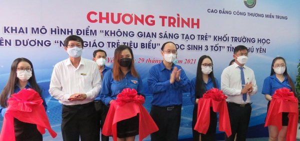 Lãnh đạo Tỉnh Đoàn và Ban Giám hiệu MITC cắt băng khai trương mô hình điểm “Không gian sáng tạo trẻ” khối trường học đặt tại Trung tâm Phát triển giáo dục quốc tế Sunshine, thuộc trường này.