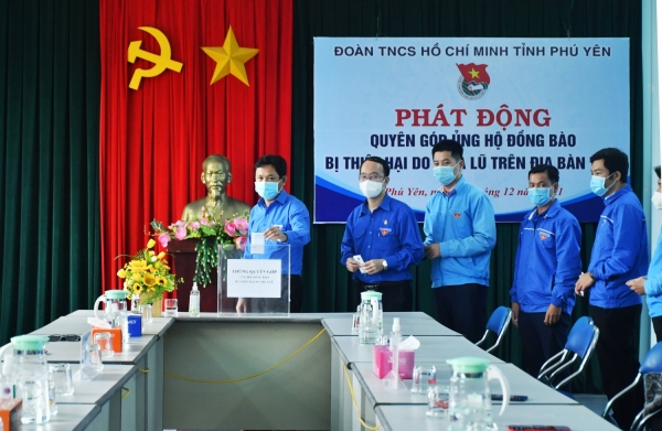 Thường trực Tỉnh Đoàn và cán bộ, công chức, viên chức đóng góp tiền ủng hộ, giúp đỡ Nhân dân trên địa bàn tỉnh bị thiệt hại do mưa lũ gây ra.