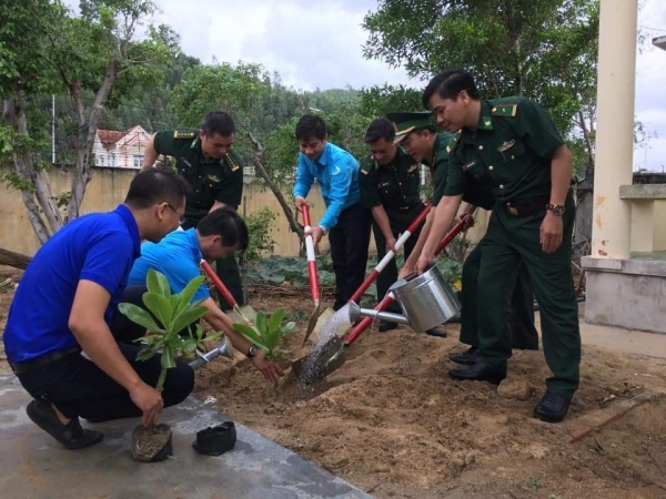 Trồng cây xanh bảo vệ môi trường.