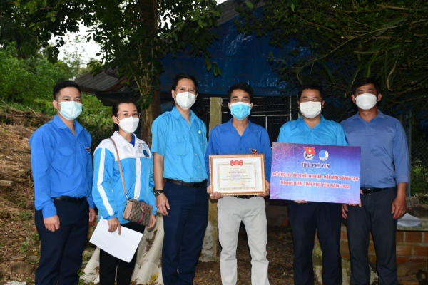 Anh Lương Minh Tùng - Phó Bí thư Tỉnh Đoàn, Chủ tịch Hội LHTN Việt Nam tỉnh cùng Huyện Đoàn Tuy An động viên, trao bằng khen cho thanh niên Nguyễn Tấn Lợi với mô hình Chăn nuôi tổng hợp.