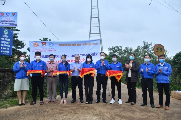 Khánh thành công trình “Thắp sáng đường quê” tại xã Sơn Thành Tây