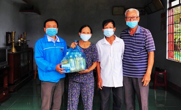 Trao quà cho cựu Thanh niên xung phong có hoàn cảnh khó khăn trên địa bàn thị trấn La Hai.