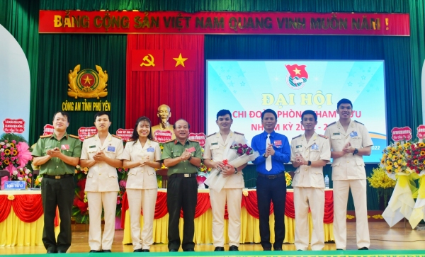 Đồng chí Lương Minh Tùng - Phó Bí thư Tỉnh Đoàn, Chủ tịch Hội LHTN Việt Nam tỉnh và Thường trực Đoàn Thanh niên Công an tỉnh, lãnh đạo Phòng Tham mưu tặng hoa chúc mừng Ban Chấp hành khóa mới.