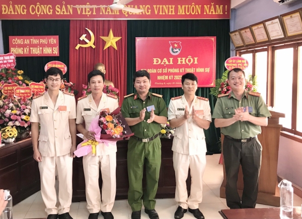 Thường trực Đoàn Thanh niên Công an tỉnh và lãnh đạo Đảng ủy tặng hoa chúc mừng Ban Chấp hành Chi đoàn Phòng Kỹ thuật hình sự nhiệm kỳ 2022 – 2024.