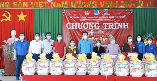 Đoàn viên thanh niên trao quà tết cho bà con nhân dân có hoàn cảnh khó khăn bị ảnh hưởng bởi mưa lụt và dịch bệnh COVID-19 tại xã Hòa Trị. Ảnh: CTV