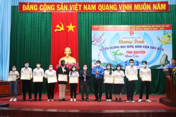 Đồng chí Huỳnh Nguyễn Ngọc Giang - Phó Chủ tịch UBND thị xã Đông Hòa và Thường trực Thị Đoàn Đông Hòa trao giấy khen các sinh viên tiêu biểu.