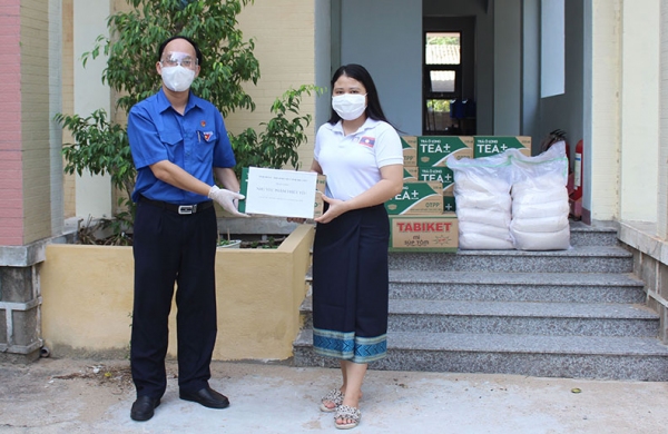 Anh Trần Minh Trí, Phó Bí thư Tỉnh đoàn, Chủ tịch Hội Sinh viên tỉnh tặng quà cho các bạn sinh viên Lào đang theo học tại Trường đại học Xây dựng Miền Trung. Ảnh: LỆ VĂN