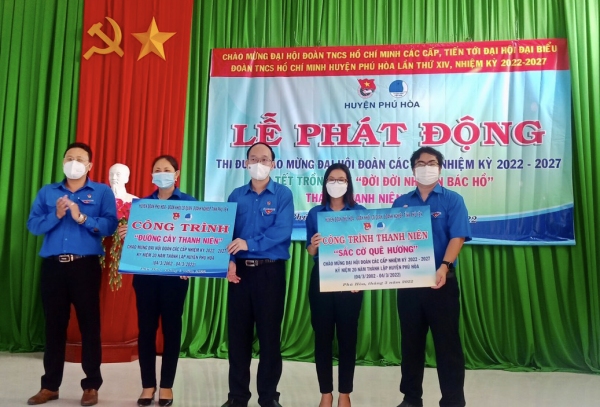 Thường trực Tỉnh Đoàn và Huyện Đoàn Phú Hòa, Đoàn Khối Cơ quan, Doanh nghiệp tỉnh trao bảng tượng trưng thực hiện công trình “Đường cây thanh niên” và công trình “Sắc cờ quê hương” cho Xã Đoàn Hòa Định Tây.