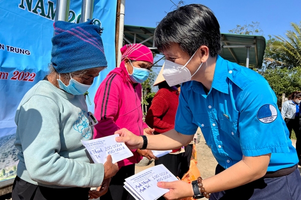 Anh Lương Minh Tùng, Phó Bí thư Tỉnh đoàn, Chủ tịch Hội LHTN tỉnh trao quà cho các hộ gia đình khó khăn của xã Ea Ly. Ảnh: HÀ MY