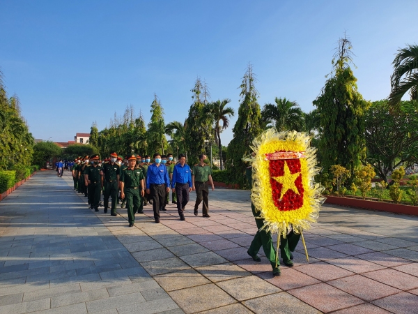 Tuổi trẻ Phú Yên dâng hương và tu tảo Nghĩa trang Liệt sĩ tỉnh nhân dịp kỷ niệm 47 năm Ngày giải phóng miền Nam thống nhất đất nước