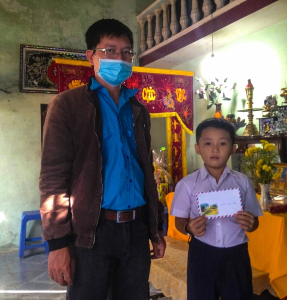 Anh Đoàn Anh Tài - Phó Bí thư Xã Đoàn Hòa An thăm, động viên tặng quà cho học sinh có người thân bị mất do dịch Covid-19.