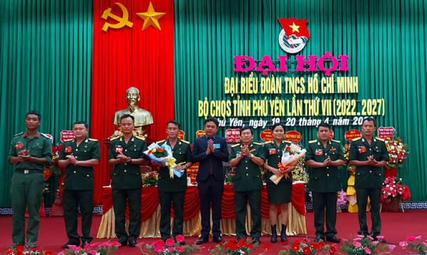 Đại tá Phan Anh Khoa và anh Phan Xuân Hạnh tặng hoa chúc mừng ban chấp hành mới và đoàn đại biểu Đoàn TNCS Hồ Chí Minh Bộ CHQS tỉnh dự Đại hội đại biểu Đoàn TNCS Hồ Chí Minh tỉnh Phú Yên lần thứ X, nhiệm kỳ 2022-2027. Ảnh: LẠC HỒNG