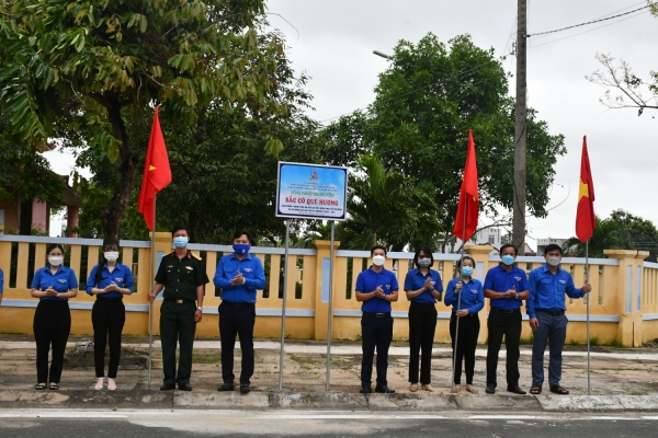 Các đơn vị khánh thành công trình thanh niên “Sắc cờ quê hương”.