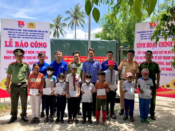 Ban Tổ chức tặng quà cho học sinh nghèo, vượt khó học giỏi trên địa bàn xã Sơn Hội.