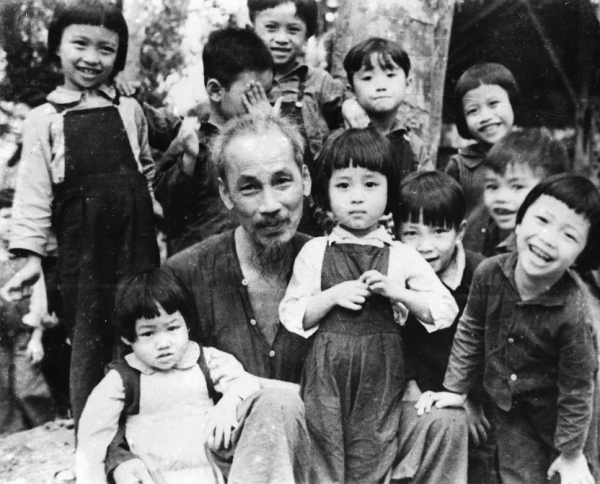 Bác Hồ với các cháu thiếu nhi ở chiến khu Việt Bắc, năm 1950. (Ảnh: Nguyễn Hồng Nghi)