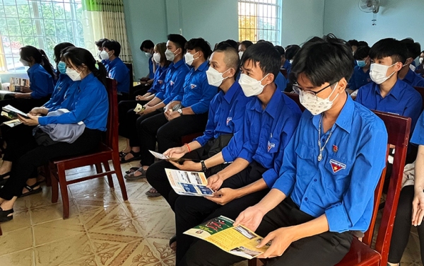 Đoàn viên thanh niên Trường THPT Lê Thành Phương (huyện Tuy An) tìm hiểu Luật Giao thông đường bộ trong một buổi sinh hoạt ngoại khóa. Ảnh: NGÔ XUÂN