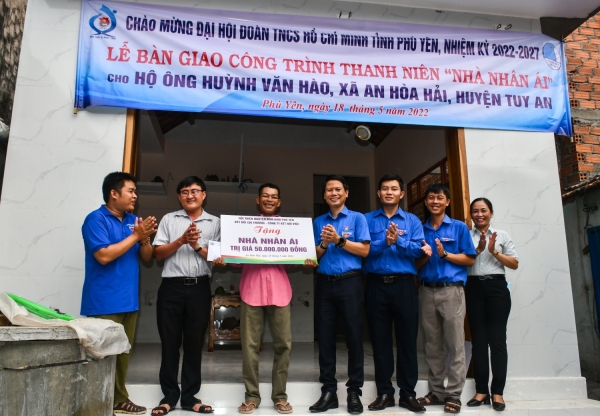 Phú Yên: Bàn giao Nhà nhân ái cho hộ gia đình ông Huỳnh Văn Hào