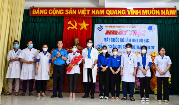 Anh Lương Minh Tùng, Phó Bí thư Tỉnh Đoàn, Chủ tịch Hội LHTN Việt Nam tỉnh trao quyết định thành lập Đội thanh niên Phản ứng nhanh phòng, chống dịch.