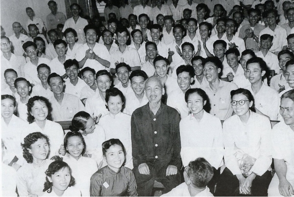 Chủ tịch Hồ Chí Minh với các đại biểu dự Đại hội lần thứ III Hội Nhà báo Việt Nam (tháng 9/1962). (Nguồn: hoinhabaovietnam.vn)