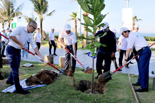 Các đồng chí: Trần Tuấn Anh, Ủy viên Bộ Chính trị, Trưởng Ban Kinh tế Trung ương; Trần Hồng Hà, Ủy viên Trung ương Đảng, Bộ trưởng Bộ TN-MT; Phạm Đại Dương, Ủy viên Trung ương Đảng, Bí thư Tỉnh ủy, Trưởng đoàn ĐBQH tỉnh tham gia trồng cây.