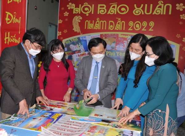 Trưởng ban Tuyên giáo Tỉnh ủy Bùi Thanh Toàn (đứng giữa) xem các ấn phẩm báo xuân tại Hội Báo xuân Phú Yên năm 2022. Ảnh: NGỌC CHUNG