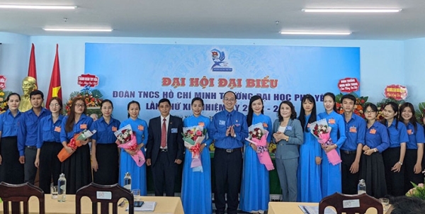 Thường trực Tỉnh Đoàn và lãnh đạo Đảng ủy trường chúc mừng Ban chấp hành đoàn trường khóa 14.