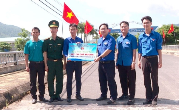 Đoàn thanh niên các đơn vị bàn giao công trình thanh niên Sắc cờ quê hương cho thôn Hảo Sơn Nam, xã Hòa Xuân Nam, TX Đông Hòa. Ảnh: KHÁNH HÀ