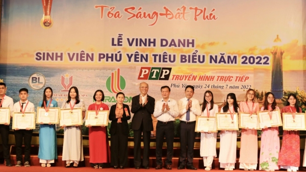 Phó Chủ tịch UBND tỉnh Đào Mỹ, Chủ tịch Hội Đồng hương Phú Yên tại TP Hồ Chí Minh Trình Quang Phú, Bí thư Tỉnh đoàn Phan Xuân Hạnh, Chủ tịch Hội LHPN tỉnh Lê Đào An Xuân trao bằng khen của UBND tỉnh cho các sinh viên tiêu biểu.